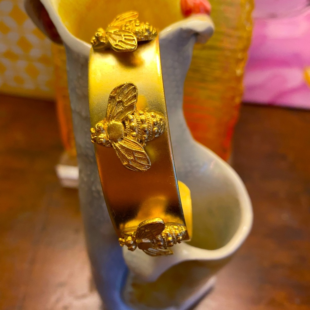 Gold tone bee bracelet (medium wrist)